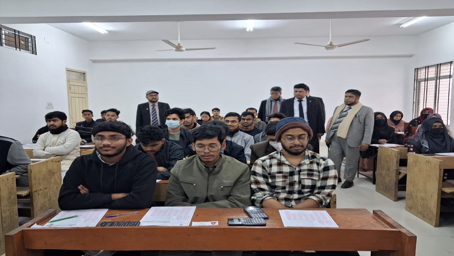 চবিতে এক বেঞ্চে তিন পরীক্ষার্থী, ডিনের ওপর ক্ষুব্ধ উপাচার্য