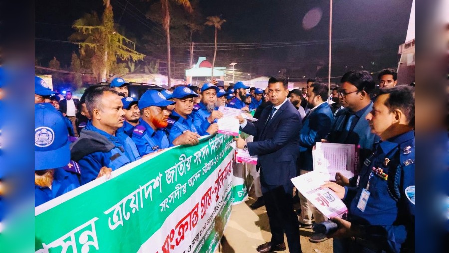 গণভোটের প্রচারণায় জনগণের দুয়ারে চট্টগ্রামের জেলা প্রশাসক জাহিদুল মিঞা