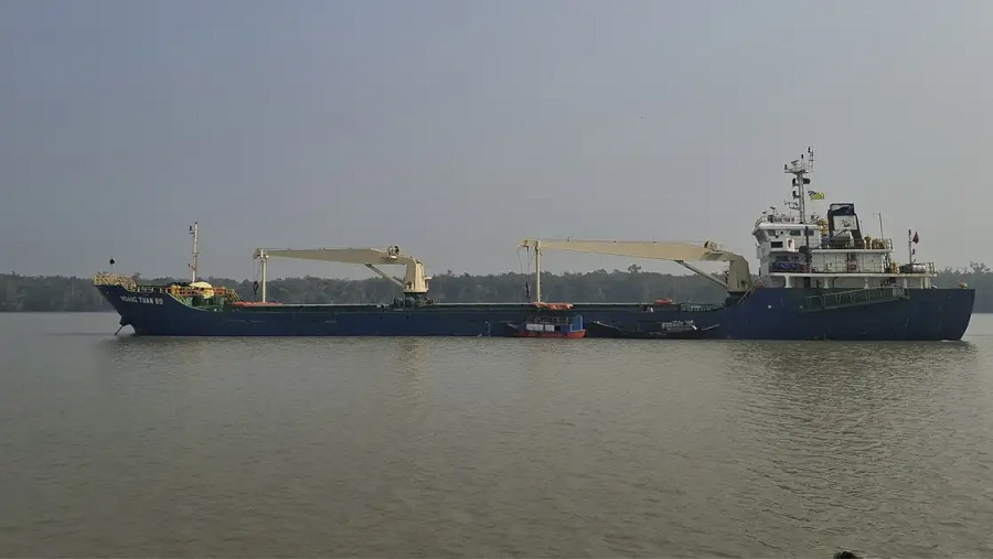 ভারত থেকে ৫ হাজার মেট্রিক টন চাল এলো মোংলায়