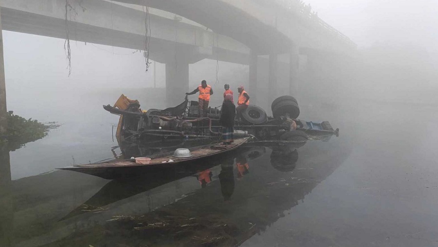 সেতুর রেলিং ভেঙে নদীতে ট্রাক, নিহত ২