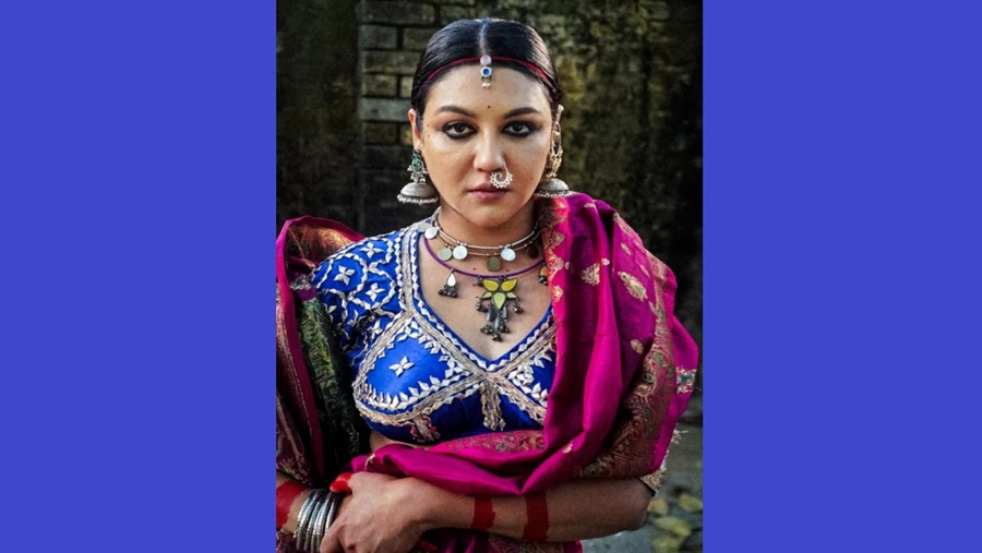 নীল-গোলাপিতে লাস্যময়ী অভিনেত্রী জয়া