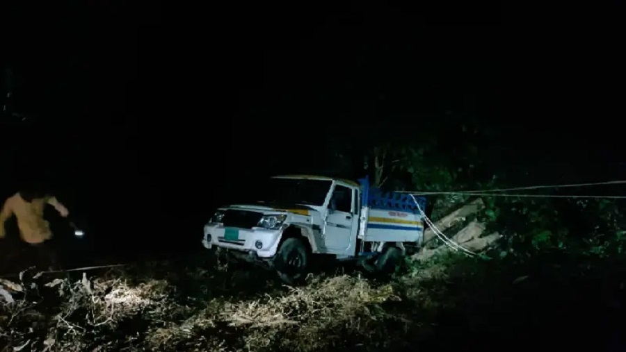 কাপ্তাইয়ে পিকআপ খাদে পড়ে প্রাণ গেল ২ শ্রমিকের