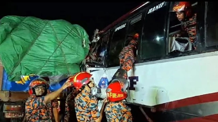 মিরসরাইয়ে ট্রাকের পেছনে বাসের ধাক্কা, নৌ সদস্যসহ নিহত ৩