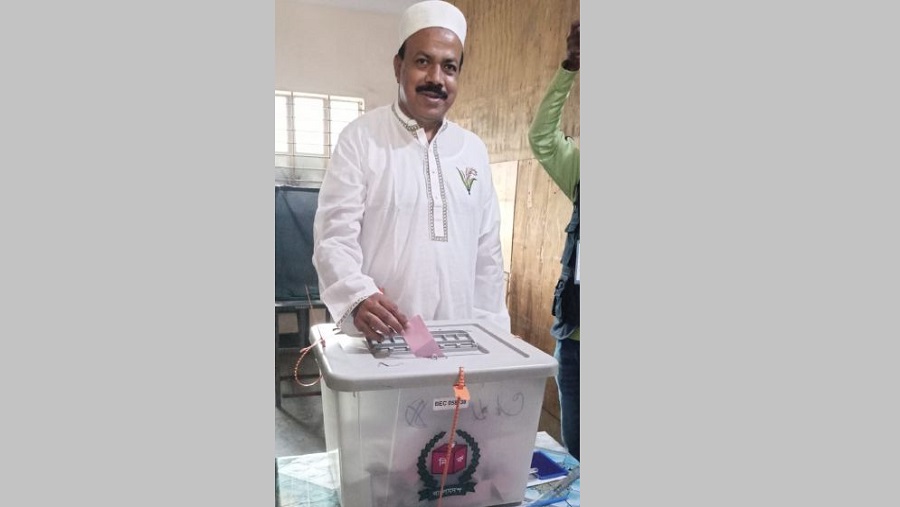 ভোট দিয়েছেন সীতাকুণ্ড আসনের বিএনপি প্রার্থী আসলাম চৌধুরী