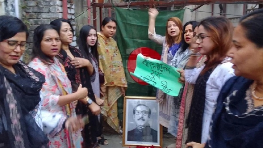 আ’ লীগের ধানমন্ডি অফিসের ফটকে বঙ্গবন্ধুর ছবি রেখে স্লোগান