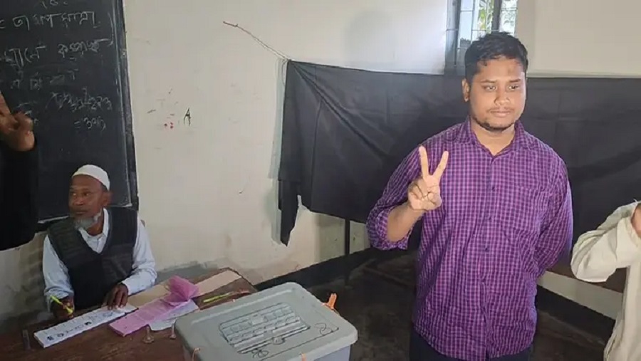নিজ এলাকায় ভোট দিয়েছেন হাসনাত আবদুল্লাহ