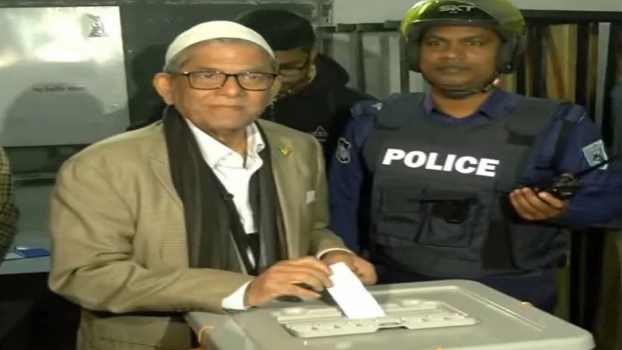 নিজ এলাকায় ভোট দিয়েছেন মির্জা ফখরুল