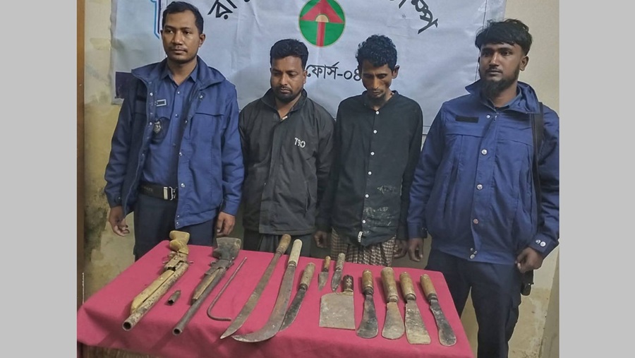 রাঙ্গুনিয়ায় যৌথ বাহিনীর অভিযানে ২ যুবক আটক, অস্ত্র উদ্ধার