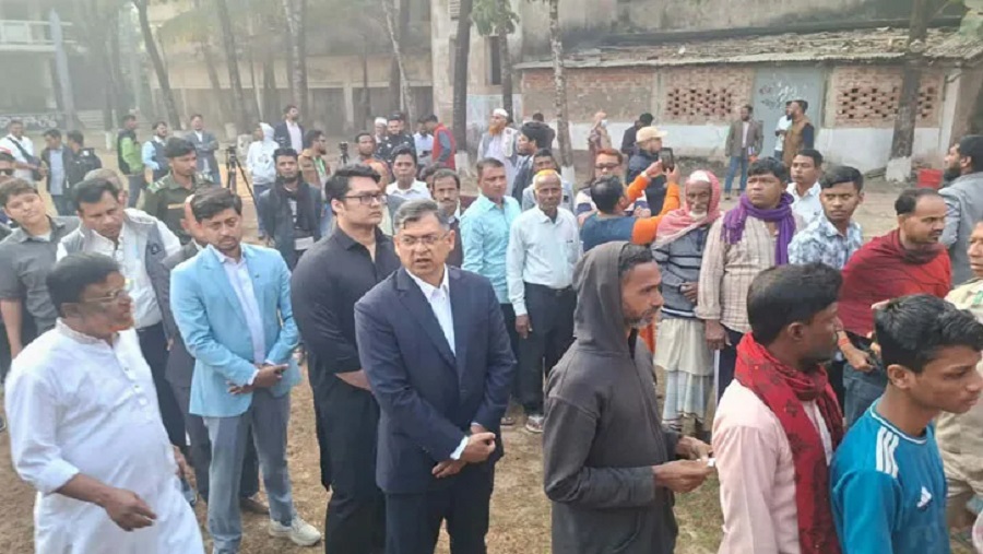 ভোটারদের সঙ্গে লাইনে দাঁড়িয়ে ভোট দিলেন সালাহউদ্দিন আহমদ