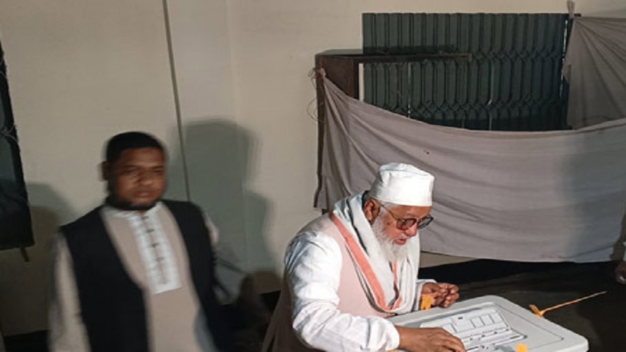 ভোট দিলেন সাতকানিয়ার জামায়েত প্রার্থী শাহজাহান চেীধুরী