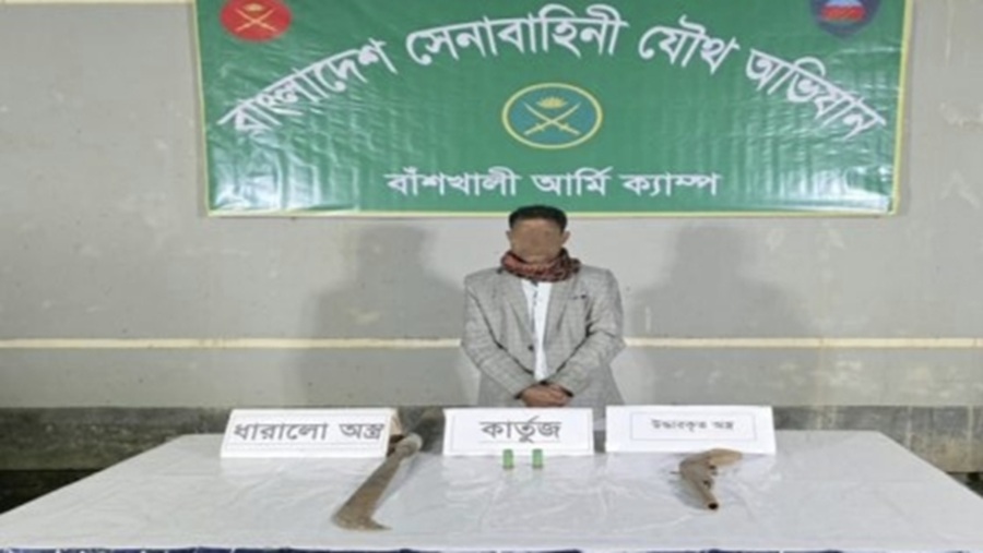 বাঁশখালীতে অস্ত্র ও গুলিসহ সন্ত্রাসী জমির উদ্দিন আটক