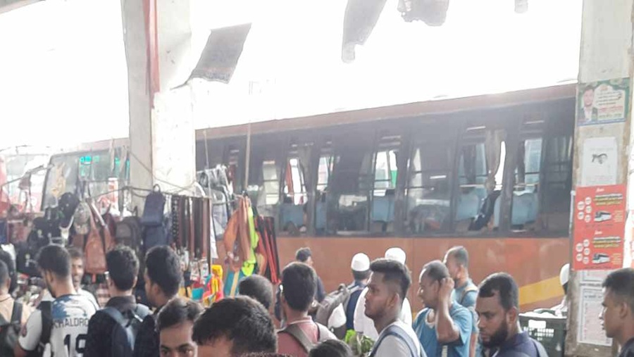 ভোট দিতে ঈদের ছুটির মতোই গ্রামে ছুটছে মানুষ