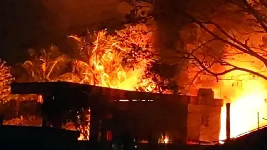 কক্সবাজার পাম্পের আগুনে দগ্ধ ১৬, পুড়ছে বাড়ি-গাড়ি