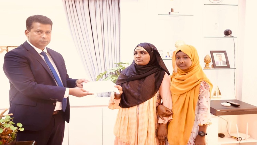 দৃষ্টিপ্রতিবন্ধী মাফিয়ার শিক্ষার পথে আলোর হাত ডিসি জাহিদুলের