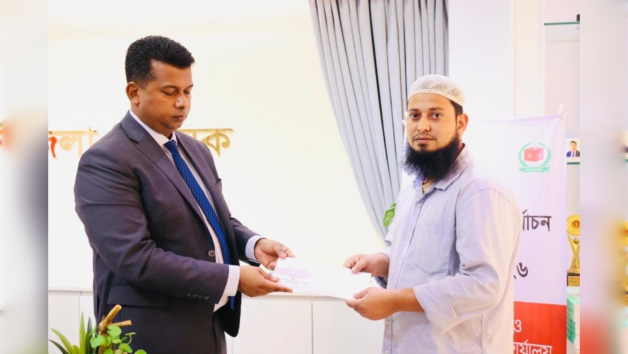 নির্বাচনী ব্যস্ততায়ও মানবিক প্রশাসন: সহায়তা পেলেন গাড়িচালক নুরুজ্জামান