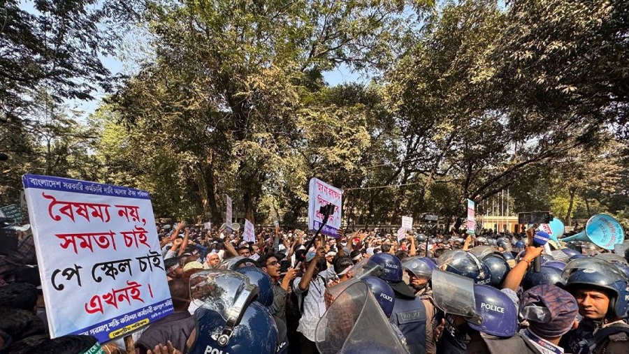 ব্যারিকেড ভেঙে যমুনায় সরকারি চাকরিজীবীরা, টিয়ারশেল নিক্ষেপ