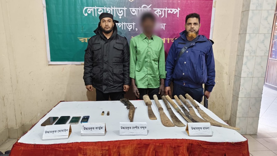 লোহাগাড়ায় যৌথ অভিযানে অস্ত্রসহ সন্ত্রাসী ‘কালা বাবুল’ গ্রেপ্তার