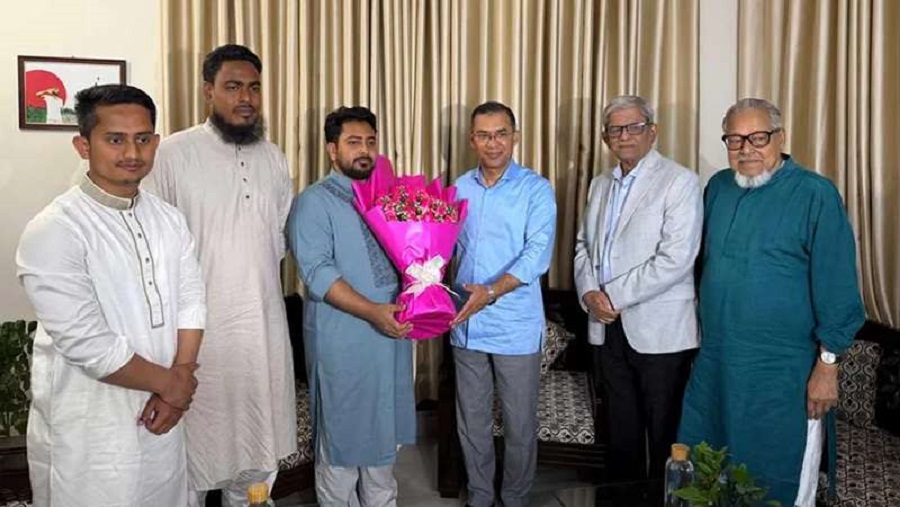 নাহিদ ইসলামের বাসায় তারেক রহমান