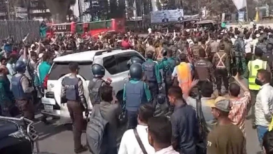 নৌ উপদেষ্টার গাড়ি আটকে চট্টগ্রাম বন্দর শ্রমিকদের বিক্ষোভ