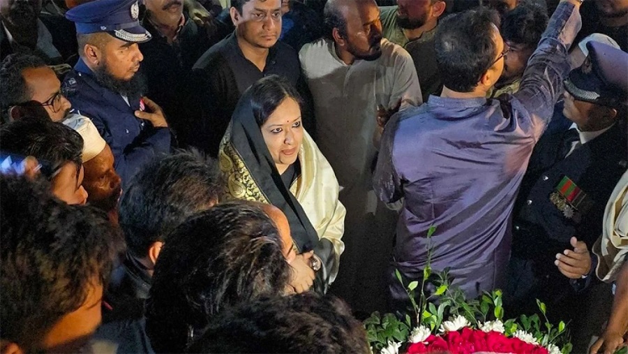শহীদ মিনারে শ্রদ্ধা জানাতে পারলেন না রুমিন ফারহানা