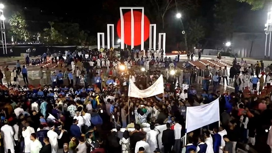 ভাষা শহিদদের প্রতি সর্বসাধারণের শ্রদ্ধা নিবেদন