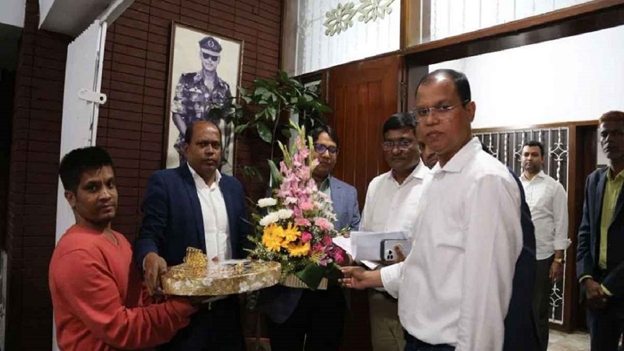 তারেক রহমানকে ফুল ও মিষ্টি পাঠালেন মমতা বন্দ্যোপাধ্যায়