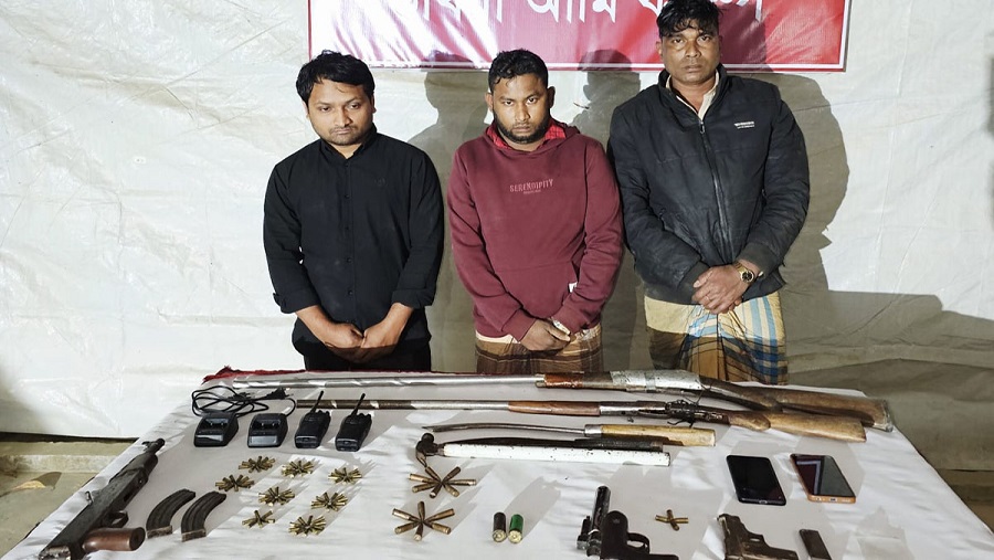 কক্সবাজারে যৌথবাহিনীর অভিযানে বিপুল অস্ত্রসহ আটক ৩