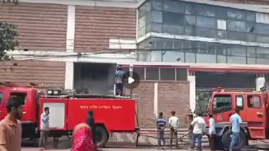 চট্টগ্রামে কোল্ড স্টোরেজে আগুন, দু ঘন্টার চেষ্টায় নিয়ন্ত্রণে