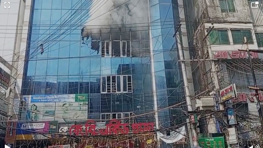 চট্টগ্রামের টেরিবাজারে আগুন, নিহত ২