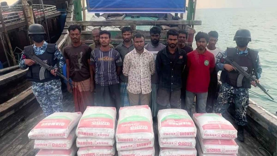 মিয়ানমারে পাচারকালে ৬শ বস্তা সিমেন্টসহ আটক ১০