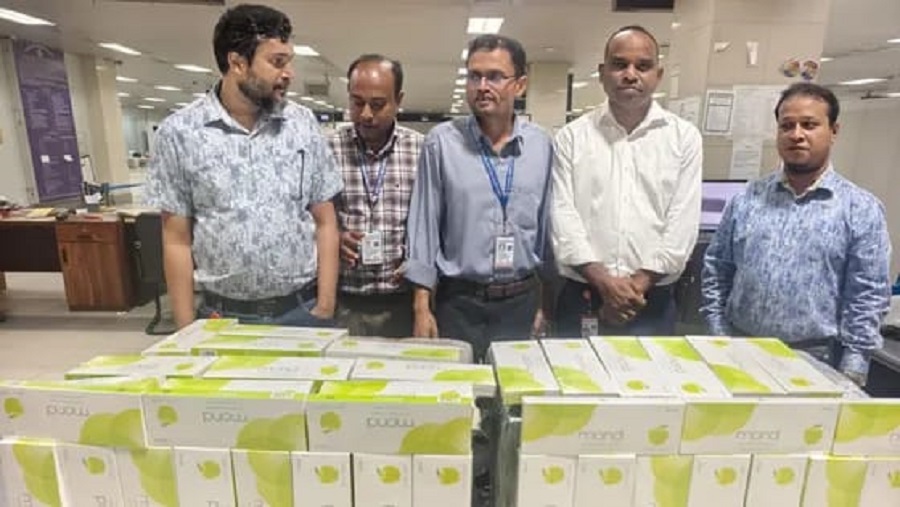 চট্টগ্রাম বিমানবন্দরে দুই যাত্রীর থেকে ৪২৯ কার্টন সিগারেট জব্দ