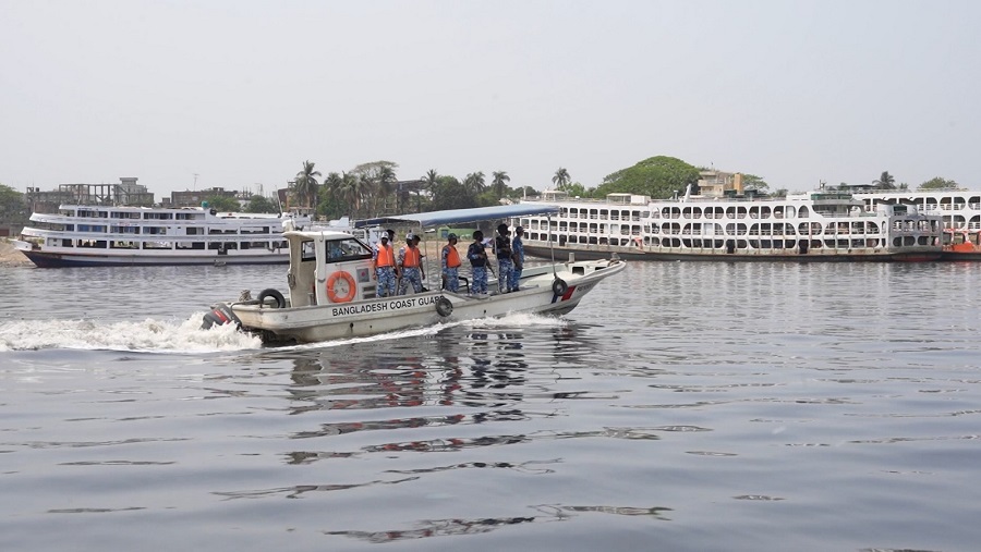 পবিত্র ঈদে নৌপথে নিরাপত্তায় বাংলাদেশ কোস্ট গার্ড