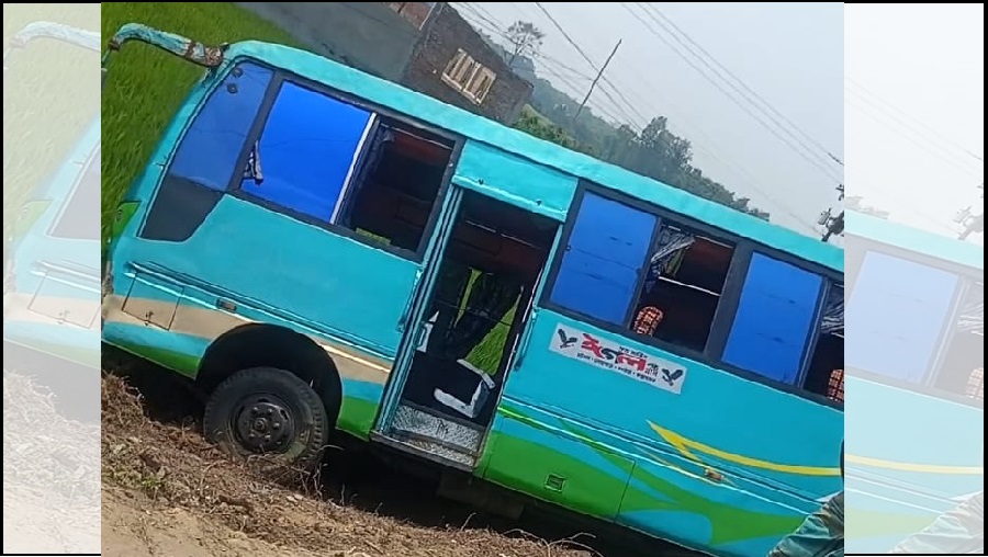 চন্দনাইশে বাসভর্তি যাত্রী নিয়ে খাদে ঈগল পরিবহনের বাস