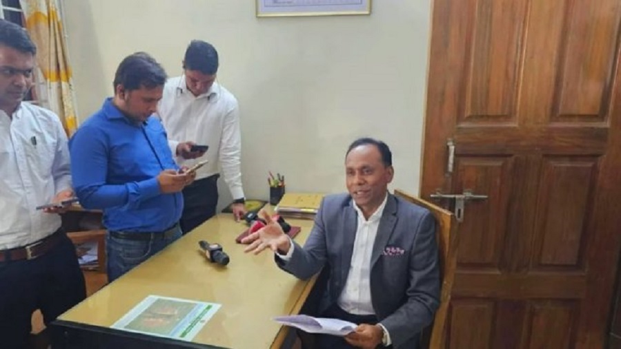 সারপ্রাইজ ভিজিটে ভূমি অফিসে গিয়ে ক্ষোভ ঝাড়লেন ভূমি প্রতিমন্ত্রী