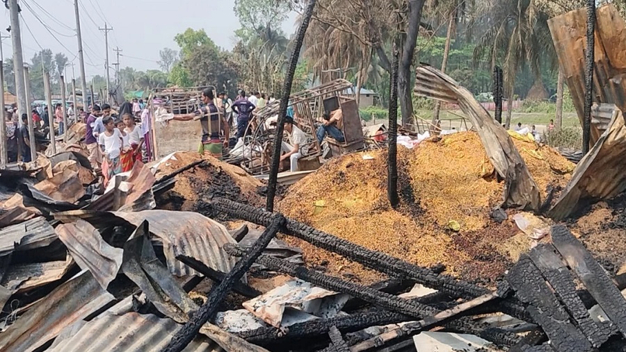 নোয়াখালীতে পৃথক অগ্নিকাণ্ডে ২৮ দোকান পুড়ে ছাই