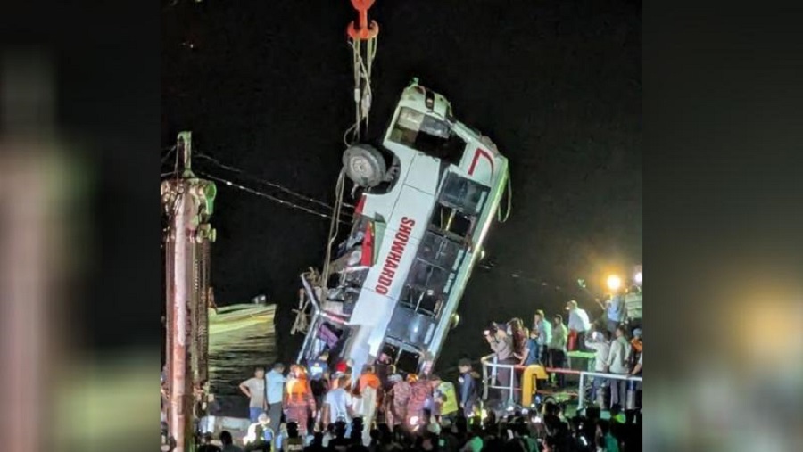 পদ্মায় বাস-ডুবি: বাড়ছে মৃতের সংখ্যা