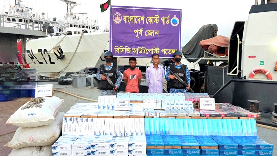 চট্টগ্রামে সোয়া কোটি টাকার বিদেশি সিগারেট-শুটকিসহ আটক ২