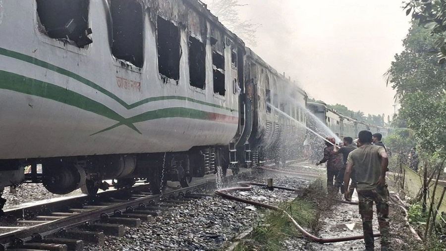 চলন্ত চট্টলা এক্সপ্রেস ট্রেনে আগুন, পুড়ে গেছে দুই বগি