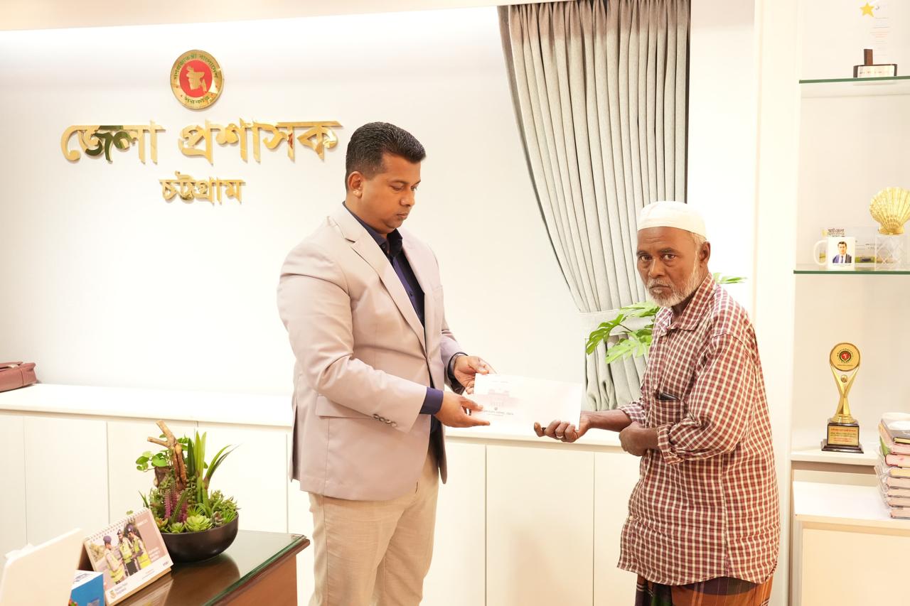 চার কন্যার বিয়েতে মানবিক ডিসি জাহিদের সহায়তা