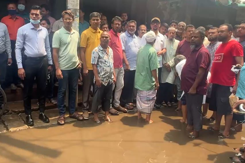 নালা পরিষ্কারে জোর, তবু প্রশ্ন নাগরিক দায়িত্বে: জলাবদ্ধতা রোধে মাঠে চসিক