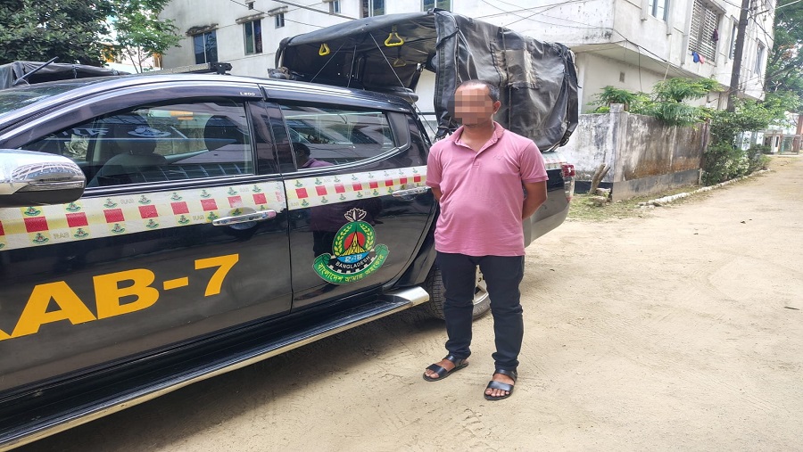 প্রেম থেকে ধর্ষণ, শেষে ব্ল্যাকমেইল: তরুণীর অভিযোগে ধরা ২