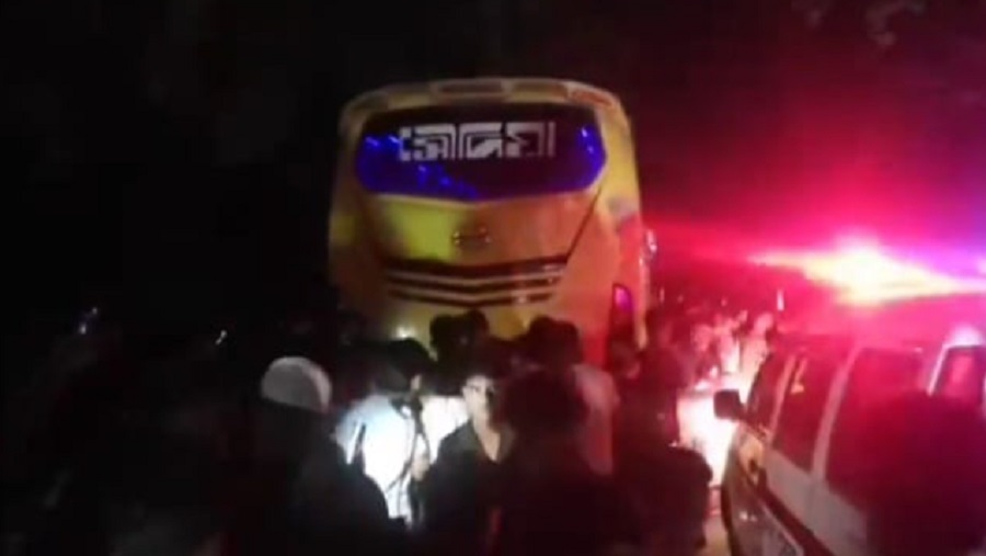 রাউজানে সড়ক দুর্ঘটনা: ঘটনাস্থলেই প্রাণ গেল চালকের, আহত ২