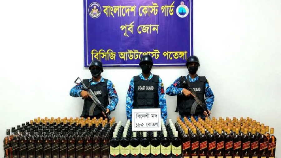 ইপিজেড থানার আকমল আলী সুইচগেটে বিদেশি মদের বড় চালান জব্দ