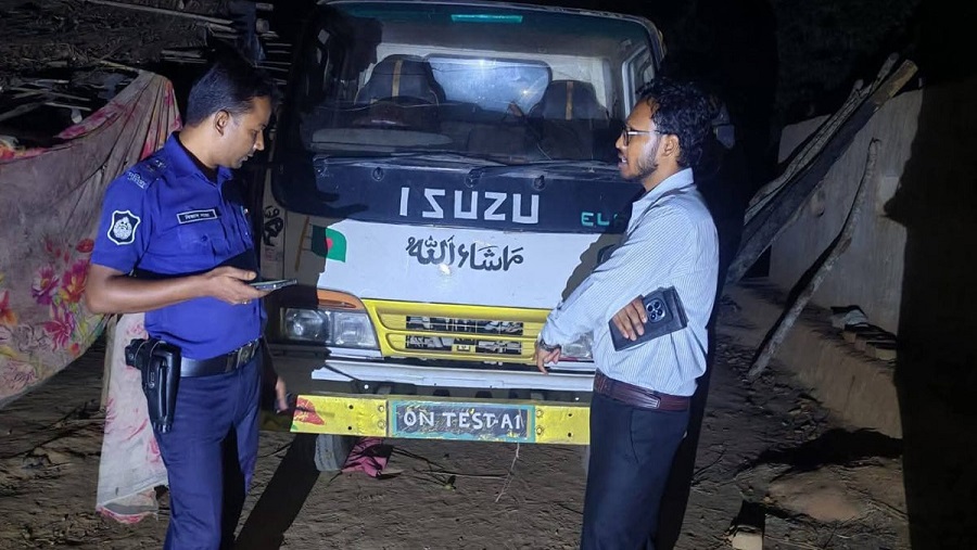 বাঁশখালীতে অবৈধভাবে বালু উত্তোলন, বালুবাহী ট্রাক আটক