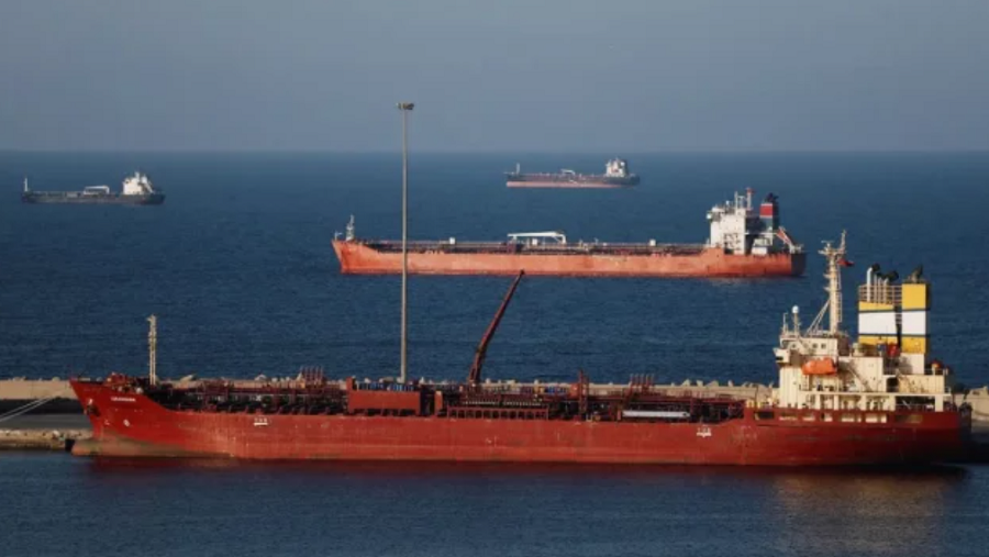 মার্কিন নিষেধাজ্ঞা অমান্য করে হরমুজ পার হলো চীনা জাহাজ