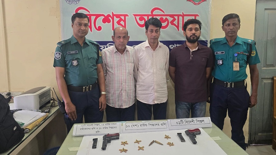 চট্টগ্রামে অস্ত্র কারবারের অভিযোগে তিনজন গ্রেপ্তার, উদ্ধার দুই বিদেশি পিস্তল