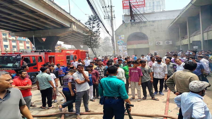 ষোলশহরের শপিং কমপ্লেক্সে আগুন, এক ঘণ্টায় নিয়ন্ত্রণ