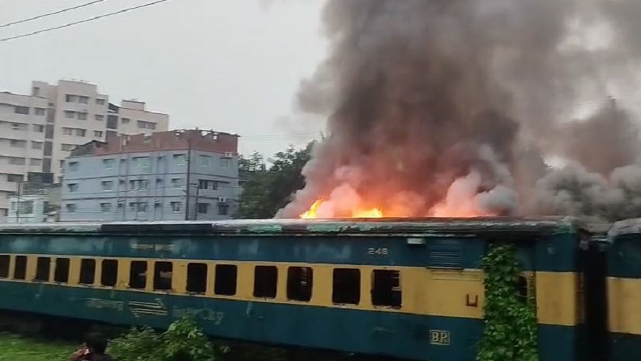 চট্টগ্রামে এসআরবি স্টেশনে রেলের পরিত্যক্ত বগিতে আগুন