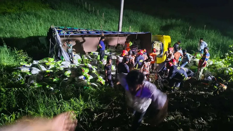 কুমিল্লার দাউদকান্দিতে চালবোঝাই ট্রাক উল্টে নিহত ৭