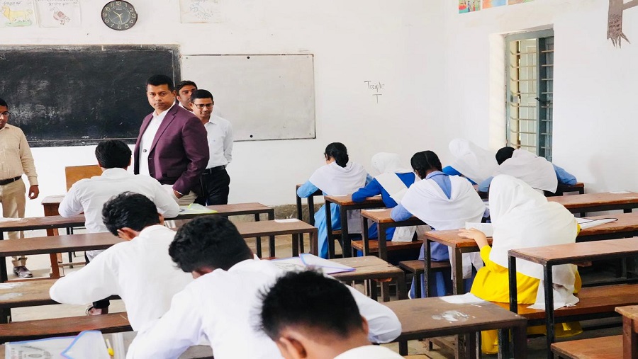 শিক্ষার্থীদের পড়ার টেবিলে ফিরতে বললেন চট্টগ্রামের ডিসি জাহিদ